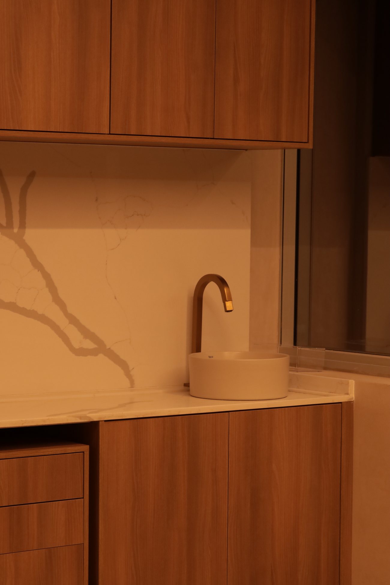 Bancada em mármore com detalhes em dourado