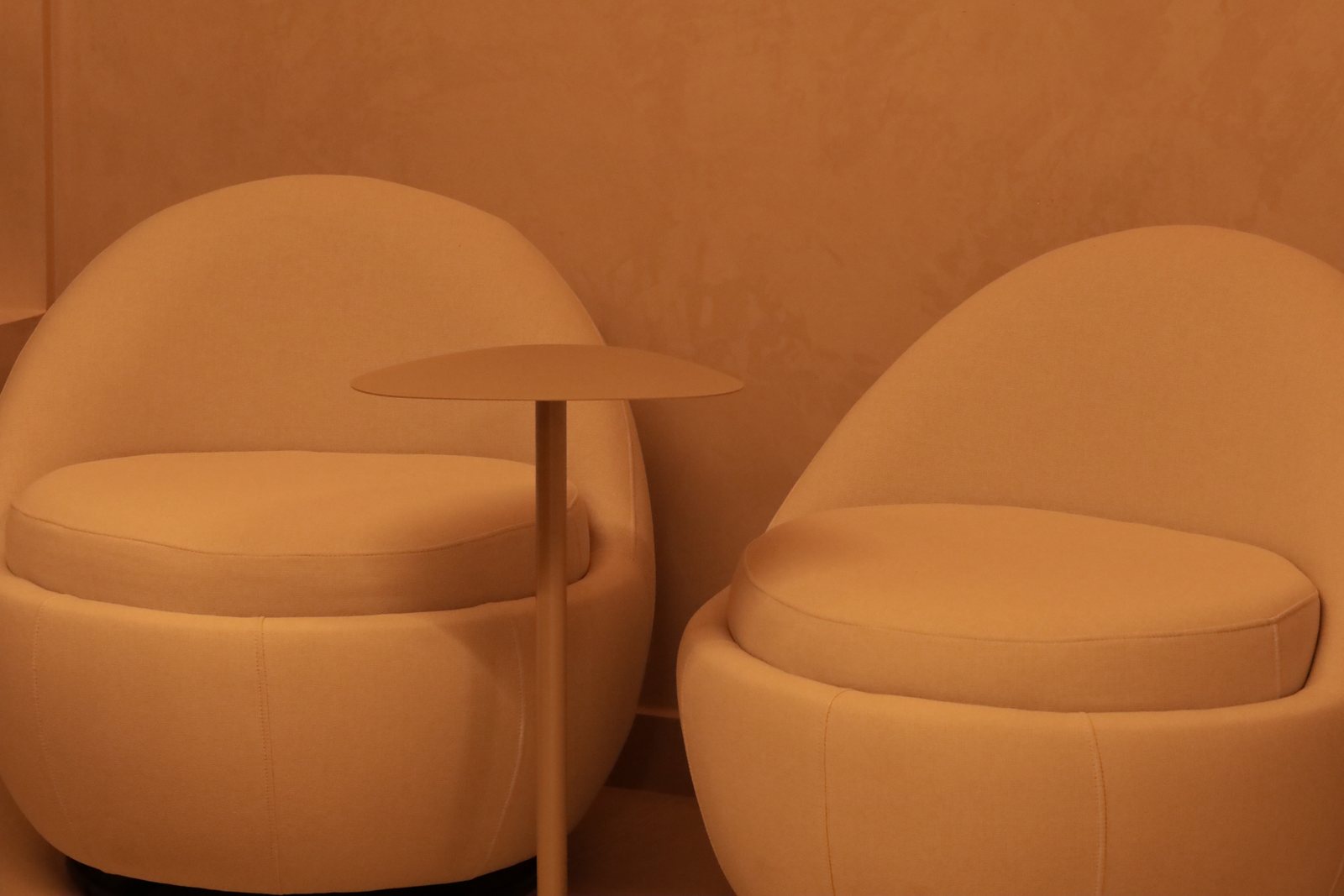 Recepção com poltronas confortáveis e iluminação suave